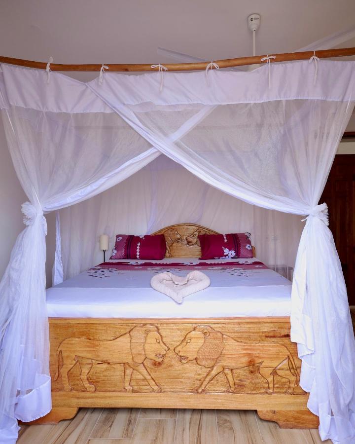 Private Backdoor Villa With Big Swimming Pool And Services Of Chef Included Diani Beach Εξωτερικό φωτογραφία